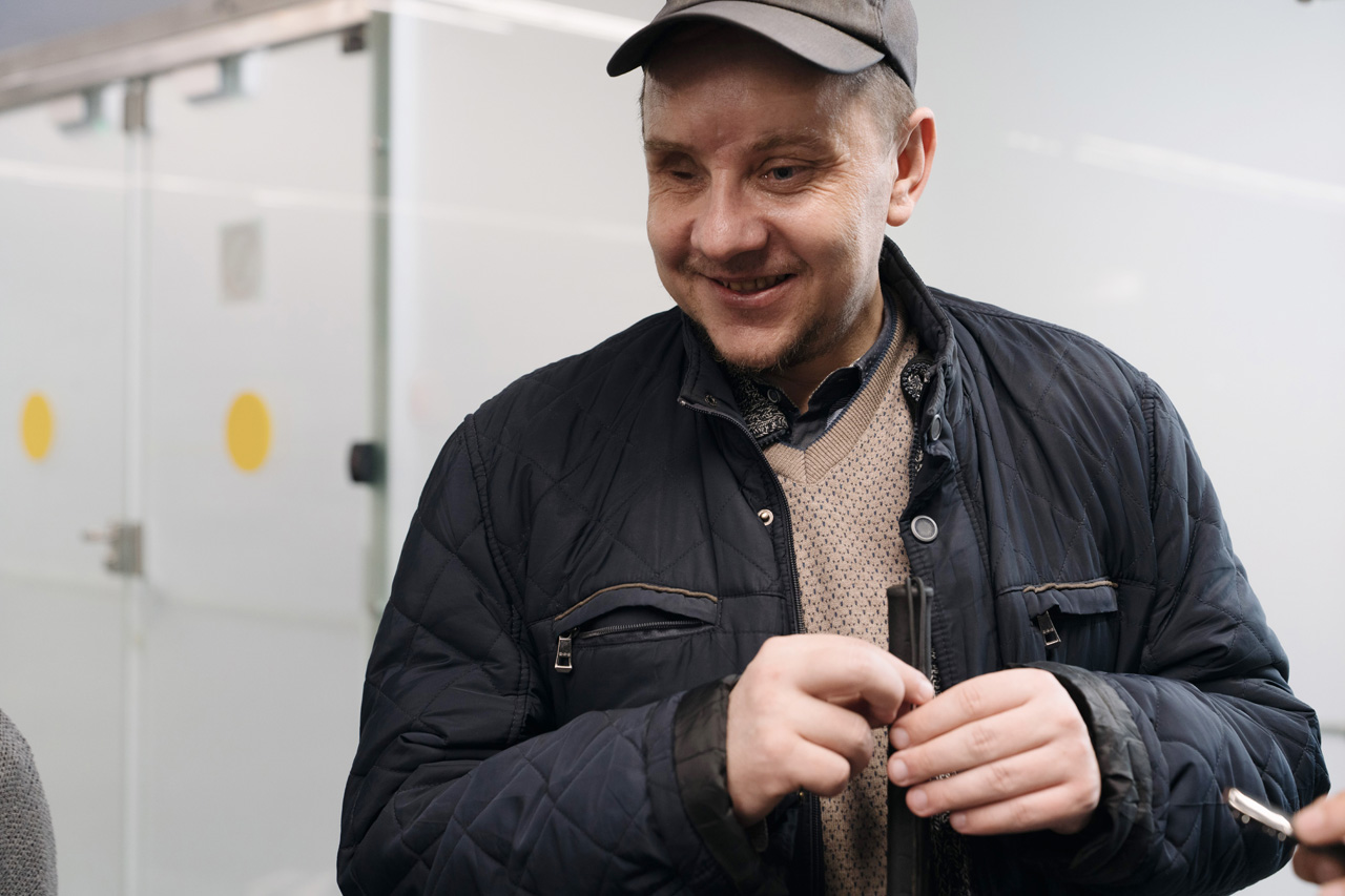 Александр в аэропорту Сочи после освобождения