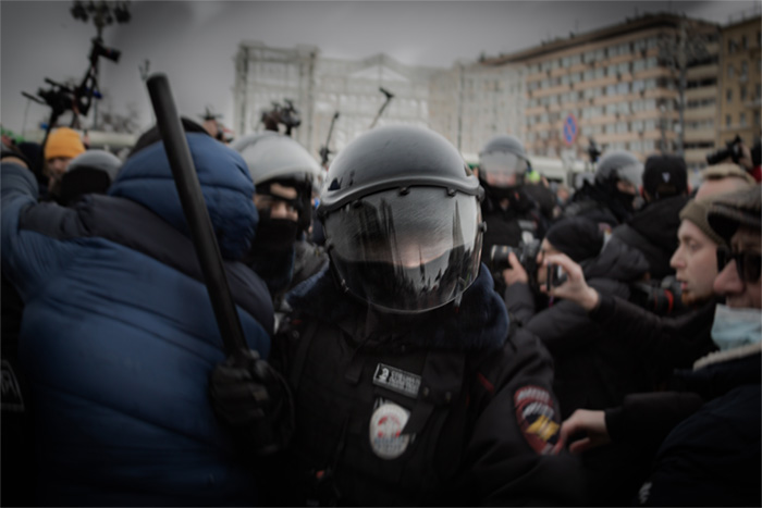 A police officer at a protest in Pushkin Square in support of Alexei Navalny / Photo: Dan Storyev