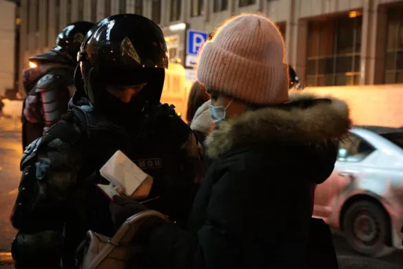 У людей в центре города проверяют паспорта, часть центральных улиц перекрыто, Москва, 2 января 2021 год / Фото: Светлана Виданова для «Новой газеты»