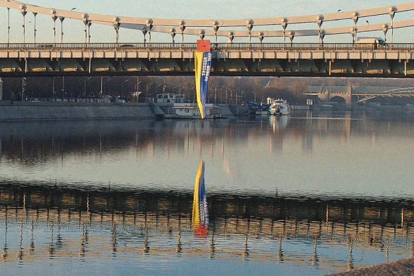 A banner in the colours of the Ukrainian flag reading «Freedom, Truth, Peace», displayed on the Krymsky Bridge in Moscow, 24 March 2022 / Photo: eyewitnesses]