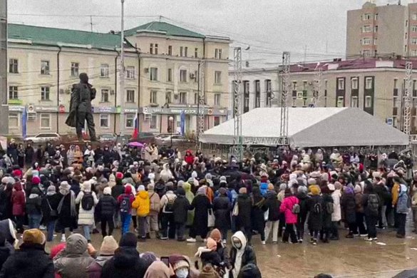 Women dancing a khorovod around police officers during a rally against mobilisation in Yakutsk, 25 September 2022 / Screenshot: SakhaDay