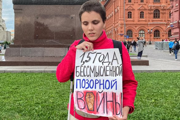 Blind activist Oksana Osadchaya during a solitary picket at Manezhnaya Square in Moscow, 24 August 2023 / Photo: Lubov Lukashenko