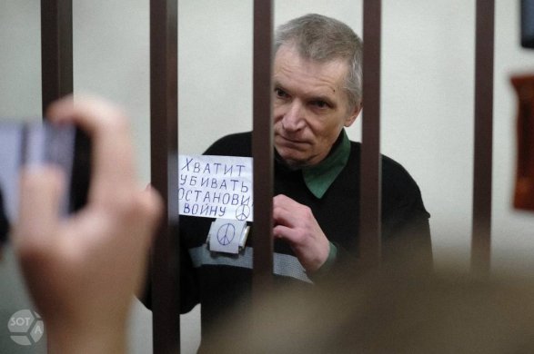 Political prisoner and municipal deputy Alexei Gorinov with an anti-war poster at an off-site session of the Second Western District Military Court in Vladimir, 28 November 2024 / Photo: SOTAvision