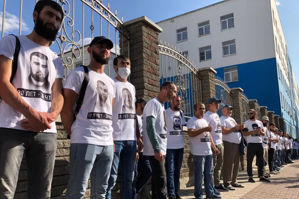 «Ekinci Bağçasaray gruppa"sınıñ şahıslarına makeme ükümi çıqarmazdan evel Cenübiy daire arbiy mahkeme binası yanında turğan qırımtatar faaller. 2020 senesi ilk küz ay (sentâbr) 16/ Resim: «Qırım birdemligi».