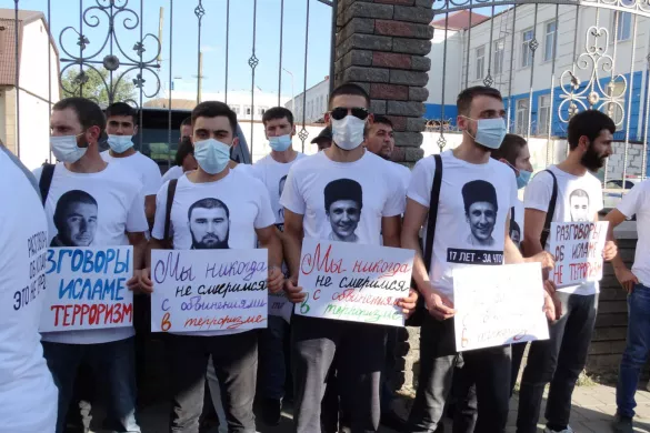 Кримськотатарські активісти біля будівлі Південного окружного військового суду перед оголошенням вироку фігурантам «другої Бахчисарайської групи», 16 вересня 2020 року/ Фото: «Кримська солідарність»