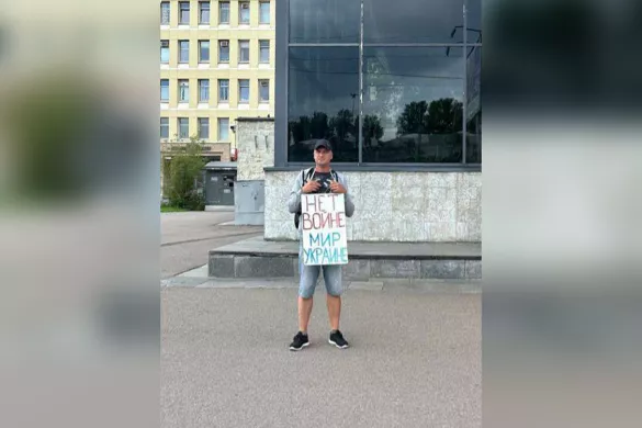 Dmitry Gvozdev in a single picket near the Vyborgskaya metro station, St. Petersburg, August 6, 2023. The police drew up an administrative protocol on discrediting the Russian army (part 1 of article 20.3.3 of the Code of Administrative Offenses). The detainee was represented by the defender from OVD-Info Olesya Vasilchenko / Photo provided by the wife of Dmitry Gvozdev