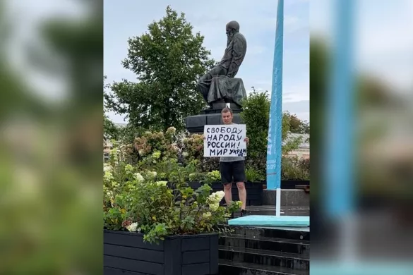 Teimuraz Kordzaia in a single picket in the center of Moscow, August 20, 2023. The police drew up a protocol on violation of the rules for participation in a public action / Photo courtesy of Teimuraz Kordzaia