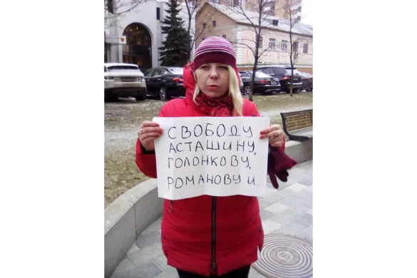 Дарья Полюдова в одиночном пикете / Фото со страницы Полюдовой в фейсбуке