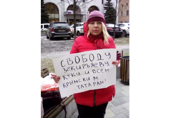 Дарья Полюдова в одиночном пикете / Фото со страницы Полюдовой в фейсбуке