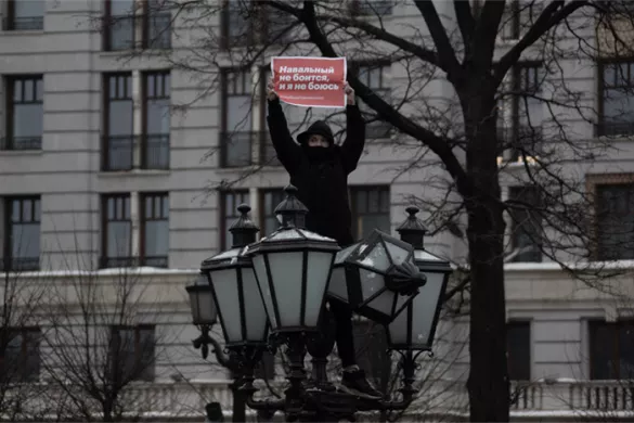 A protestor holds a sign reading «Navalny isn’t afraid, and I am not afraid» / Photo: Dan Storyev