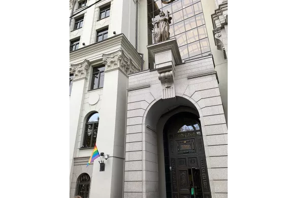  Радужный флаг на здании Верховного суда РФ / Фото: арт-группа Pussy Riot 