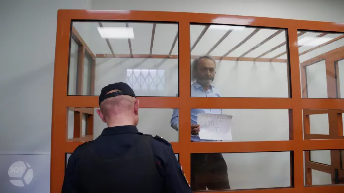 Бахром Хамроев во 2-м Западном окружном военном суде, 23 мая 2023 года / Фото: Влада Макейчик, SOTAvision