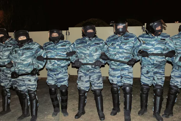 ОМОН в оцеплении у забора, 15 мая 2019 год. По словам очевидцев, задержания были грубые - людей били дубинками до синяков, возили по земле и тащили в автозаки за горло