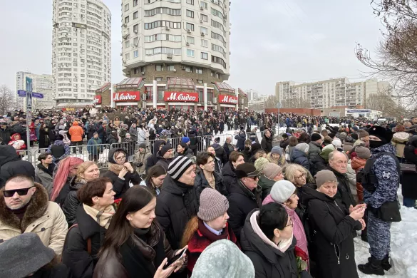 People gathered to bid farewell to Alexei Navalny at the Church of the Icon of the Mother of God Soothe My Sorrows / Photo: Meduza