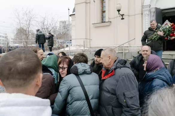 People express condolences to Lyudmila Navalnaya at the exit from the church / Photo: Meduza