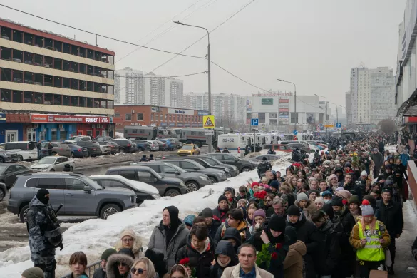 People walking from the church to the Borisovsky Cemetery / Photo: Alexander Gronsky