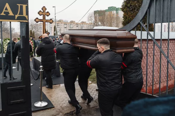 The coffin with the politician’s body is being brought to the Borisovsky Cemetery / Photo: Meduza