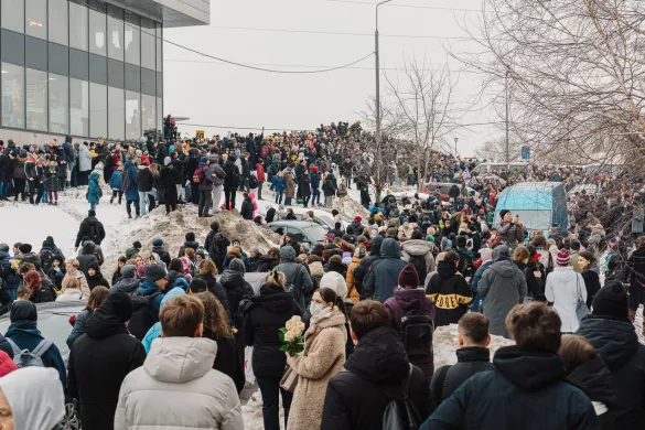 Those gathered at the Borisovsky Cemetery during Alexei Navalny’s funeral / Photo: Meduza
