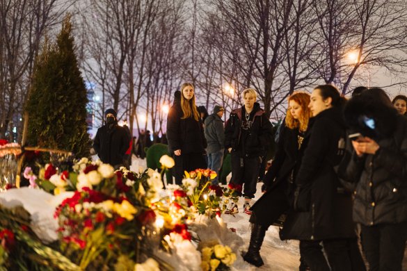 People gathered at the spontaneous memorial to Alexei Navalny’s on the outskirts of the Borisovsky Cemetery / Photo: Meduza