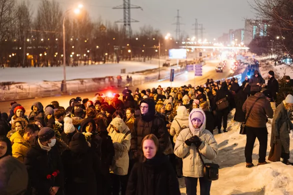 The queue to the Borisovsky Cemetery persisted until late evening / Photo: Meduza