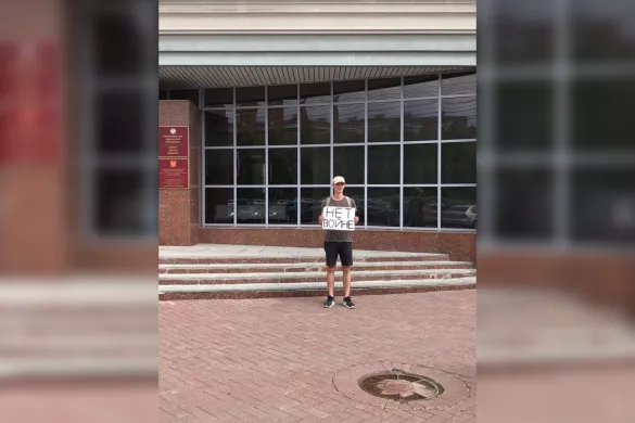 Fyodor Myasnikov in a single picket near the government building of Udmurtia in Izhevsk, July 25, 2023. The man was released from the police without a protocol. The detainee was represented by a lawyer from OVD-Info Evgenia Toydorova / Photo courtesy of Fyodor Myasnikov