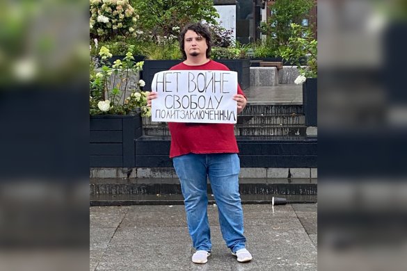 Igor Kornilayev in a single picket in the center of Moscow, August 13, 2023. The police asked him for explanations, and promised to draw up a protocol later / Photo courtesy of Igor Kornilayev