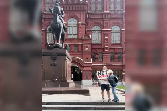 A passer-by hugs Anton Malykhin during a picket in the center of Moscow, August 20, 2023. The man was charged with violating the rules for participating in the rally and discrediting the Russian army. The detainee was represented by a lawyer from OVD-Info Alan Kachmazov / Photo: Ivanka Rudovskaya