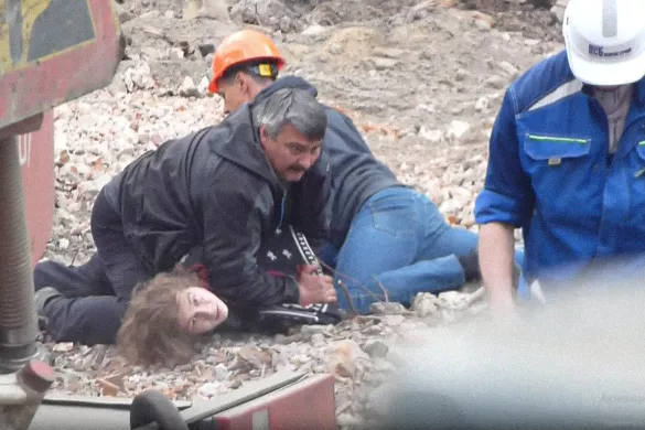 Kirill Kaverin is detained at the site of the demolition of Basevich’s house / Photo: SOS СПб СНОС Telegram channel (a group of activists in St. Petersburg who fight to protect historical buildings from demolition)