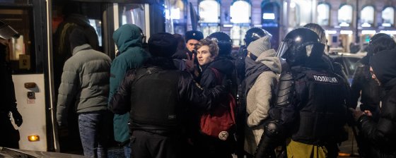 В Петербурге массово прекращают дела участников акций по статье 20.2.2. Что произошло?