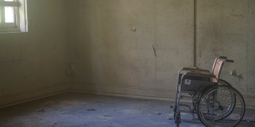 Сотрудники ФСБ провели обыск в доме человека, прикованного к коляске. Теперь он в СИЗО
