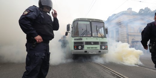 Автобус едет в отдел: задержанные в Петербурге о том, как полиция пыталась найти им место