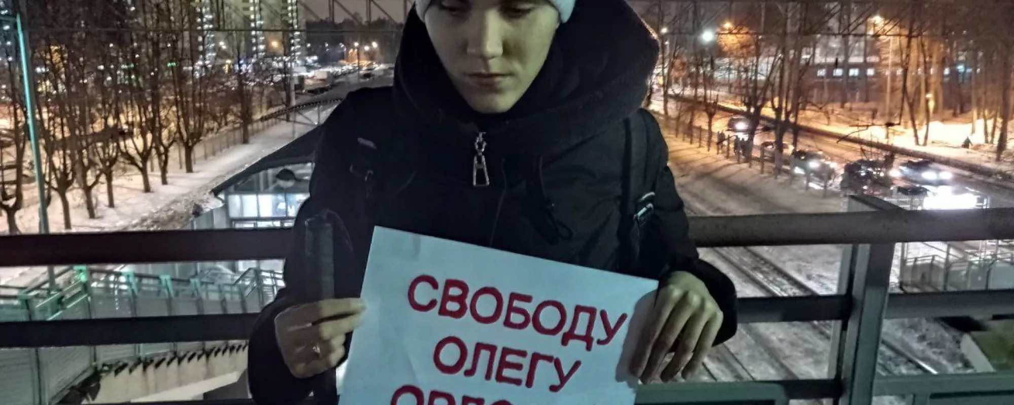 В подмосковном Раменском задержали журналистку и пикетчицу с плакатом к в поддержку Олега Орлова
