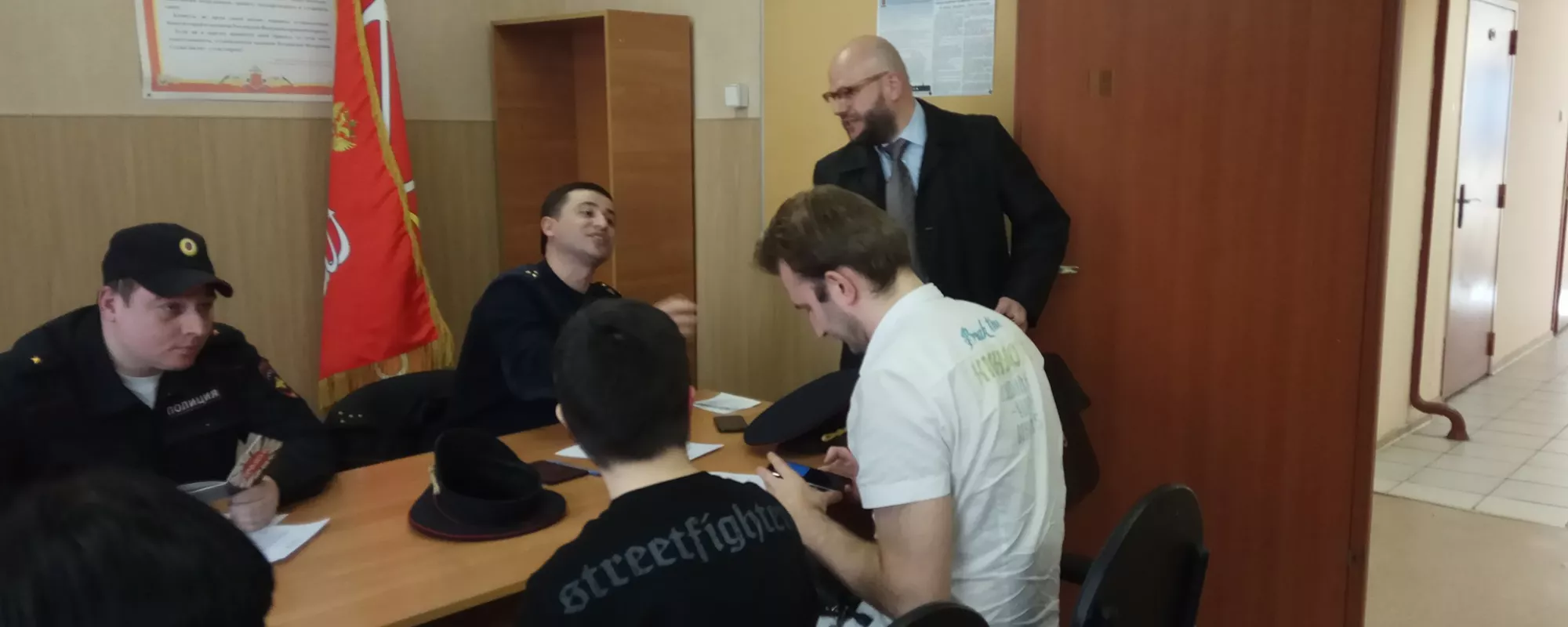 Задержанных участников ЛГБТ-акции в Петербурге доставили в полицию и оформляют протоколы