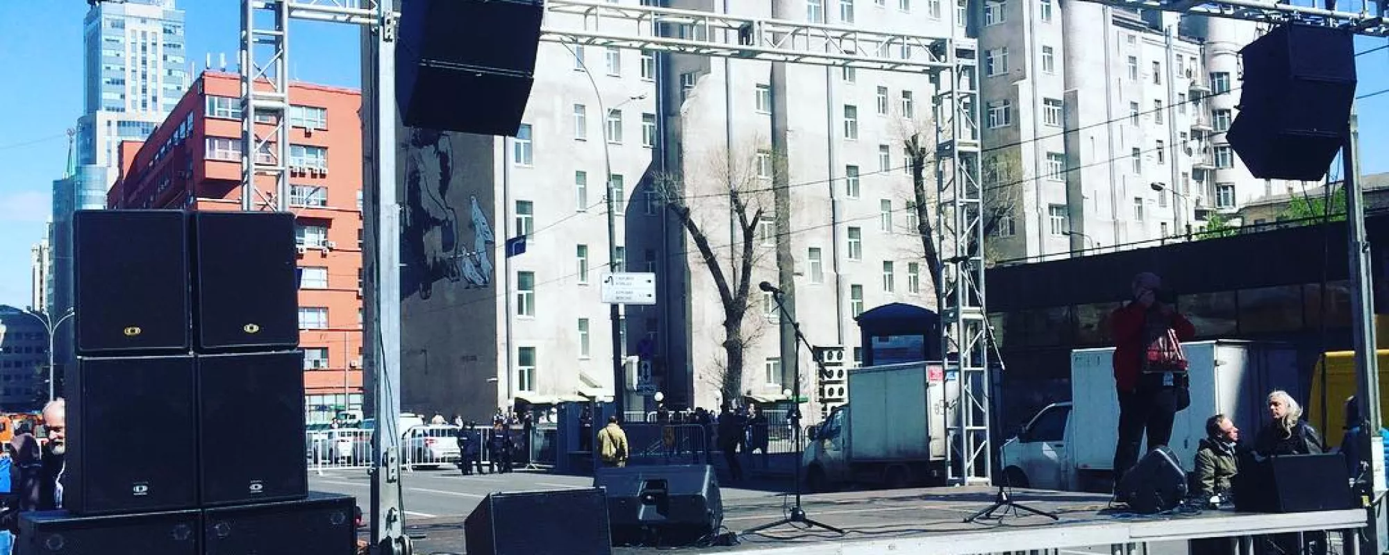 Полиция на митинге потребовала убрать баннеры про Путина и Кадырова
