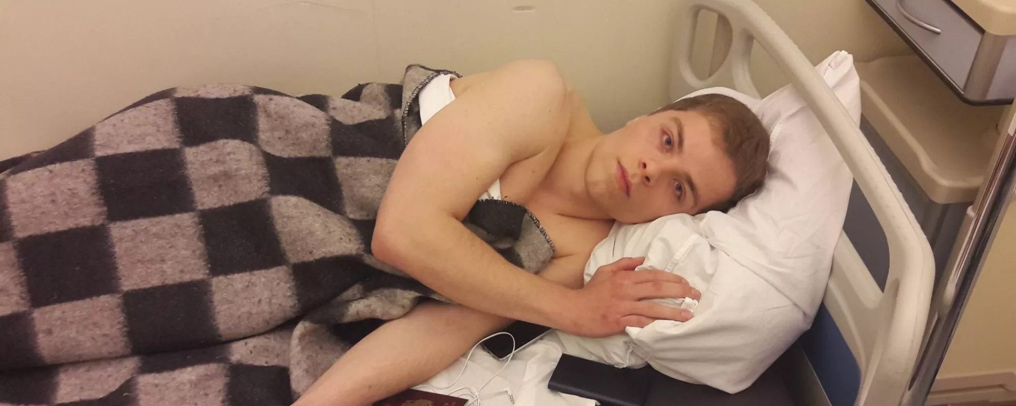 «В полвторого ночи в палате сидят три мента, издеваются, оскорбляют, не дают спать»
