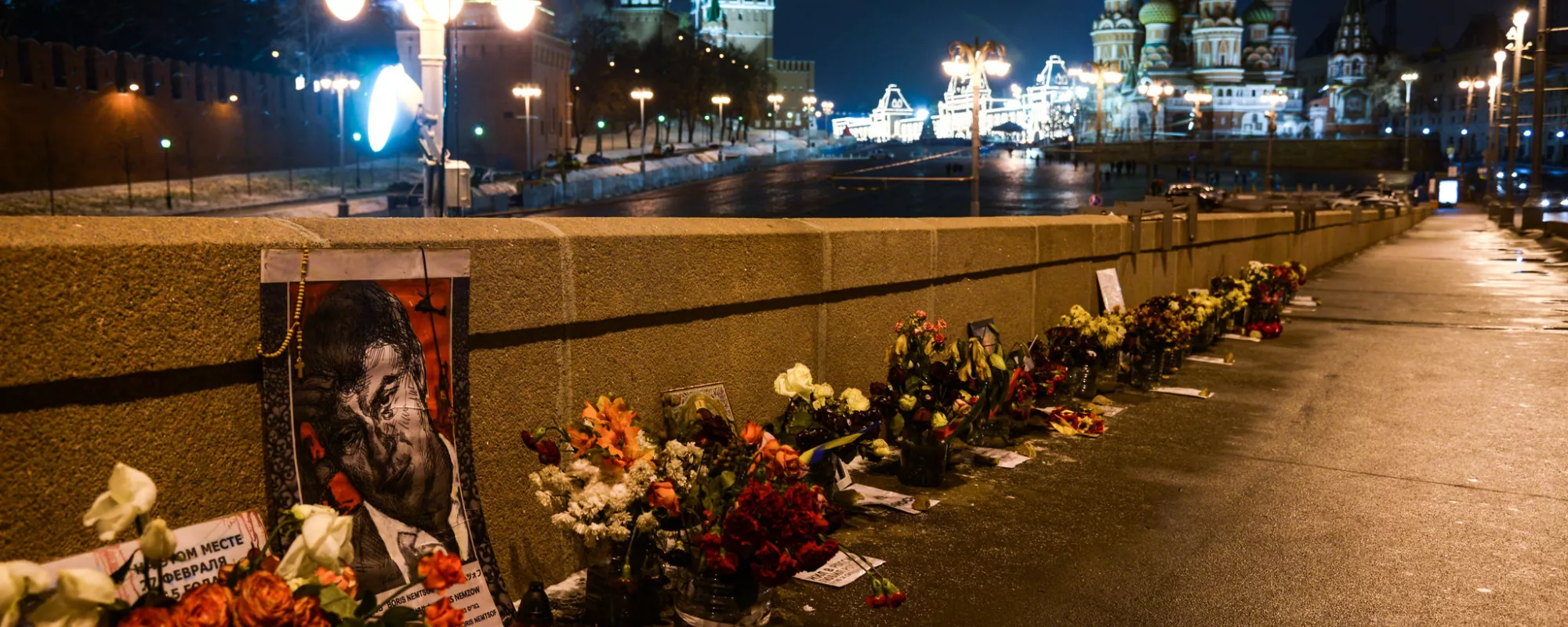 В Москве у дежурных народного мемориала «Немцов мост» забрали цветы и личные вещи