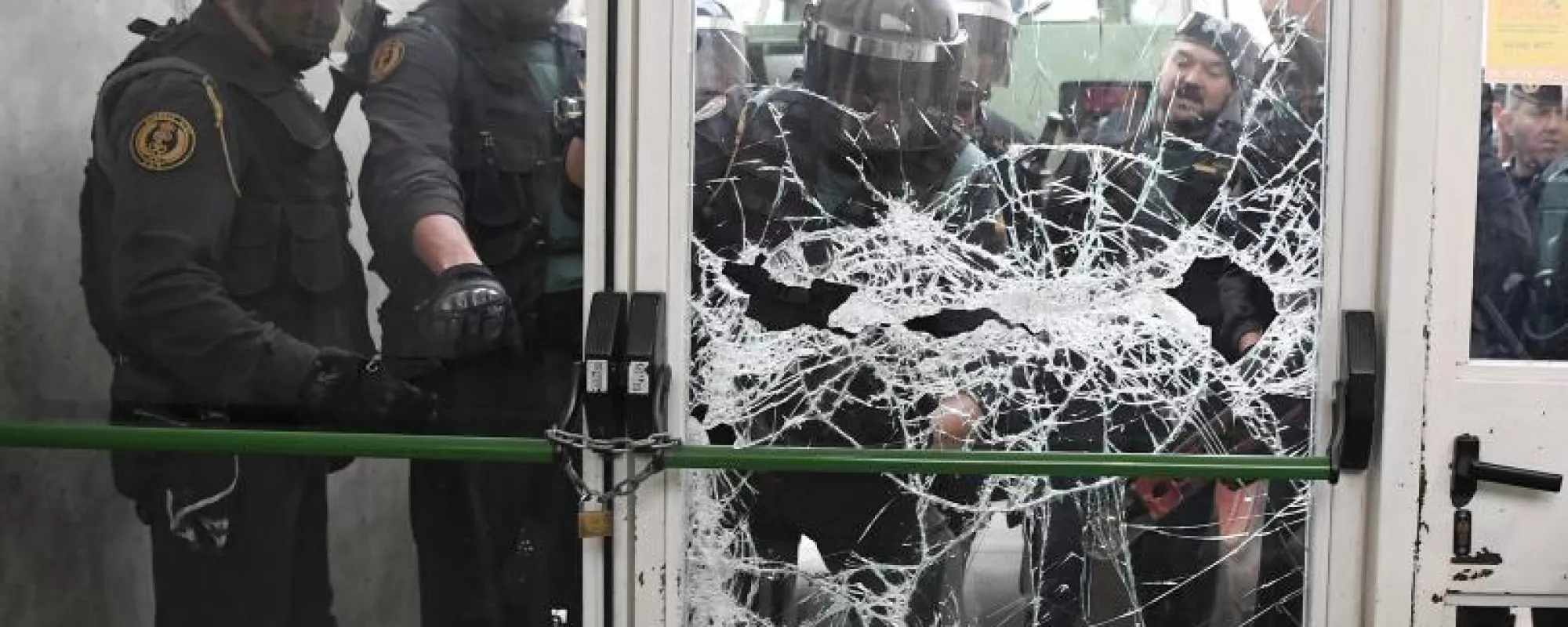 Должностные инструкции держатся в секрете: почему полиция применила силу в Барселоне