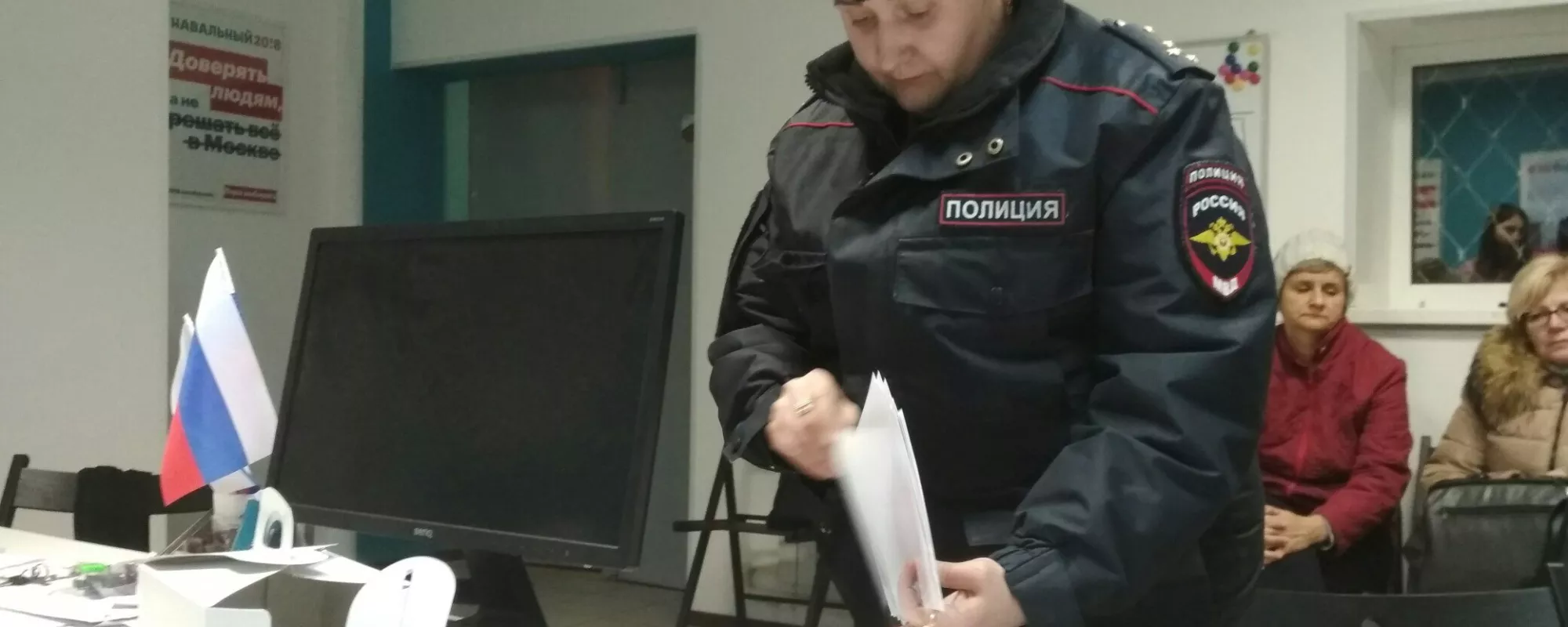 В новгородский штаб сторонников Навального пришла полиция