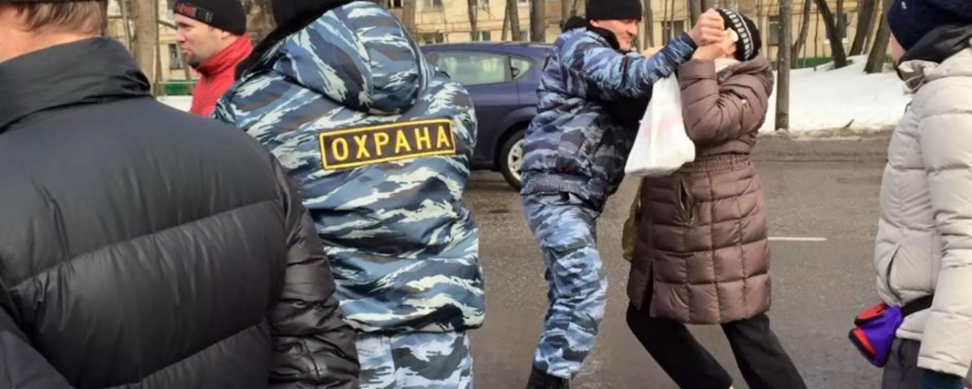 Охранники стройки около парка «Дубки» напали на протестующих