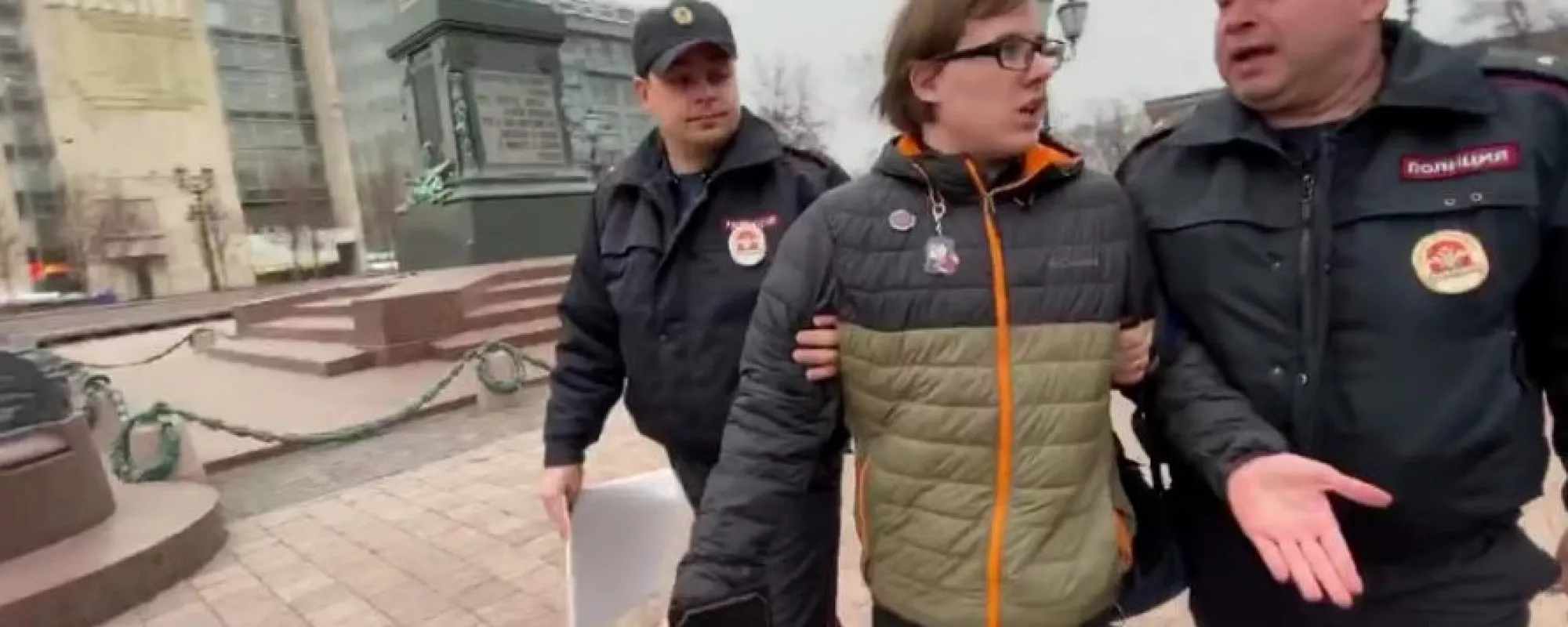 В Москве у памятника Пушкину задержали активиста «бессрочного протеста»