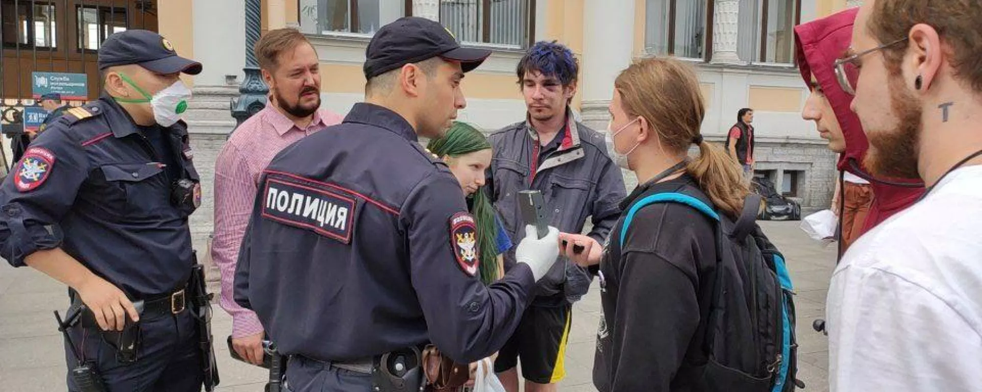 На выходе из поезда в Петербурге сотрудники Центра «Э» задержали сторонников «Бессрочного протеста»
