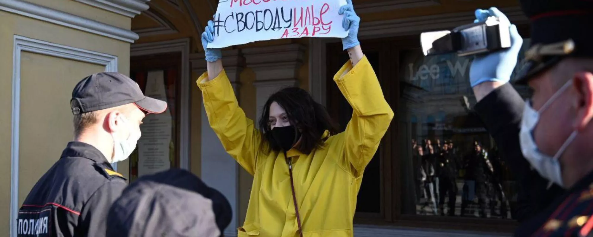В Петербурге прекратили административное дело задержанной на пикете в поддержку журналистаИльи Азара