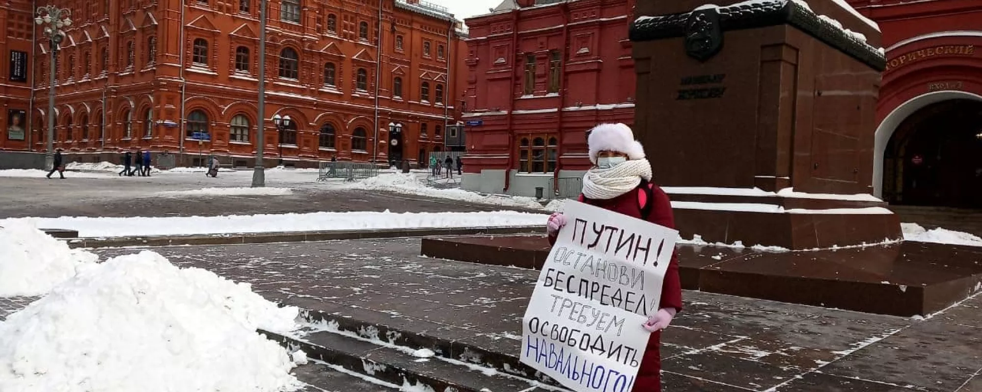На Манежной площади в Москве задержали двух участниц одиночных пикетов в поддержку Навального