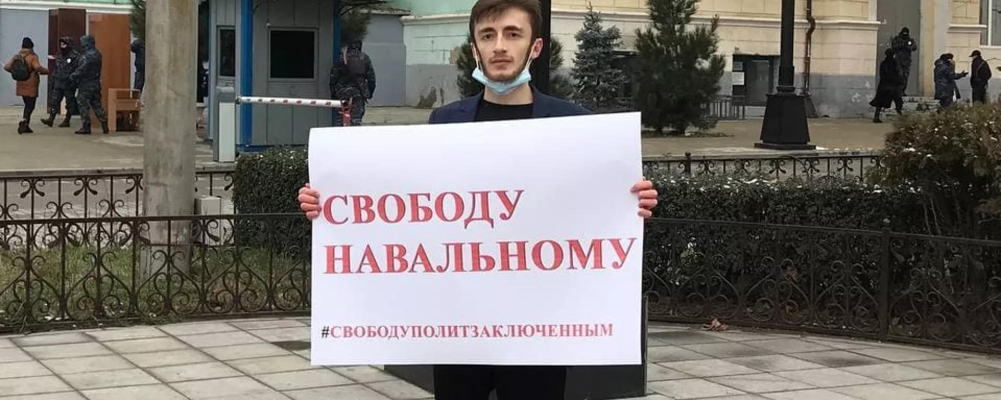 В Махачкале полиция забрала в отдел участника пикета в поддержку Навального и политзаключенных