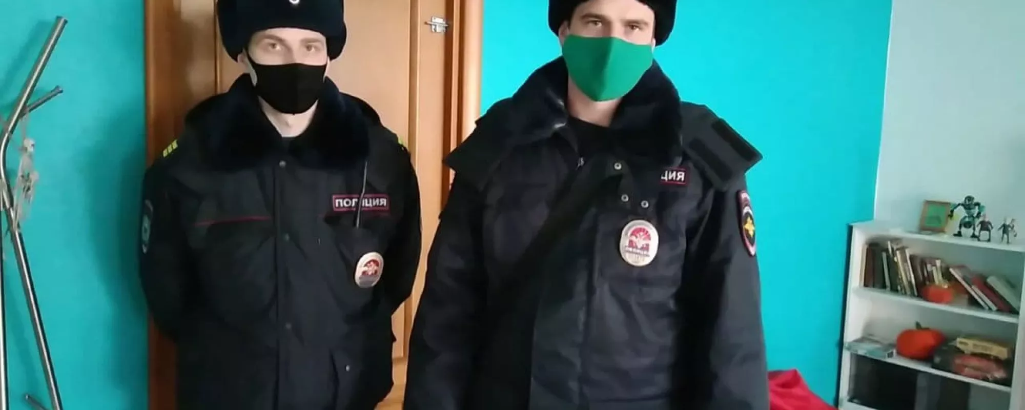 В Кемерово полицейские посетили штаб Навального. Один из силовиков унес оттуда собственный портрет
