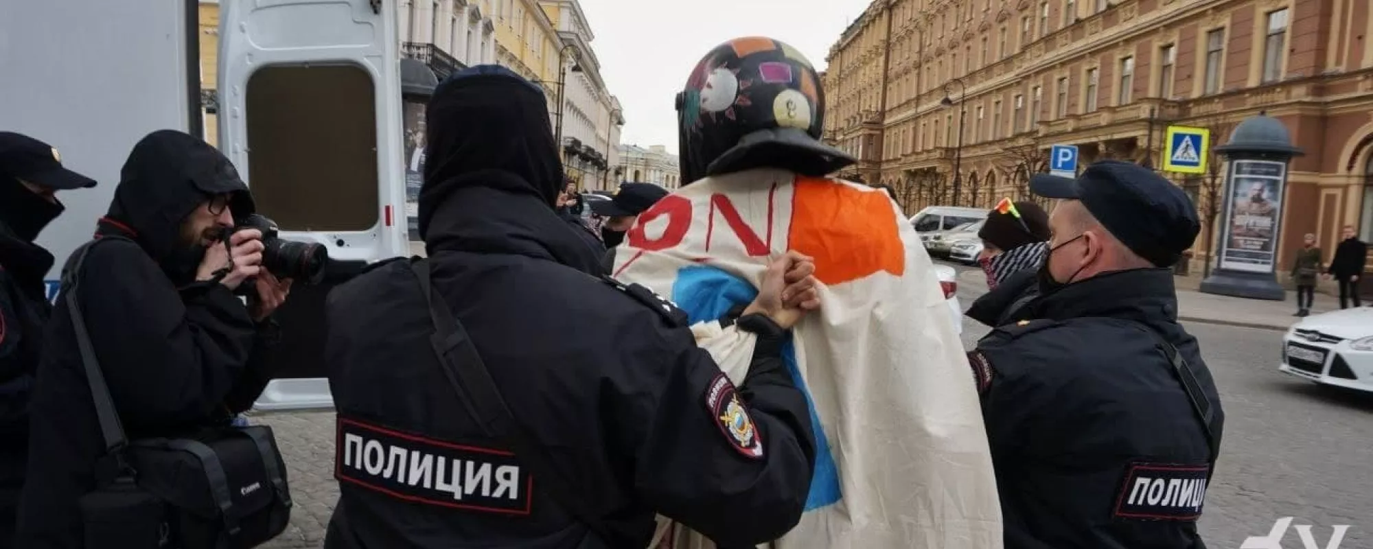В Петербурге художников арестовали из-за выставки картин о политических репрессиях
