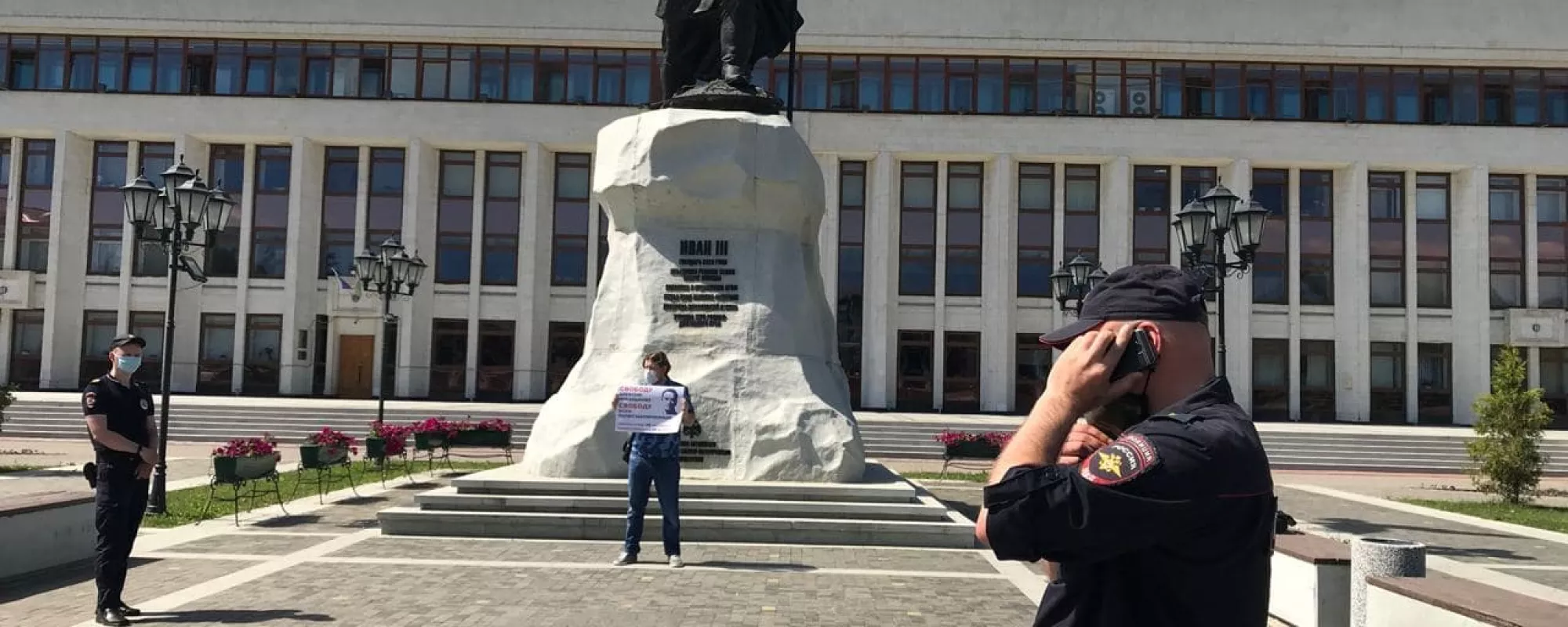 В Петербурге и Калуге задержали пикетчиков в поддержку политзаключенных