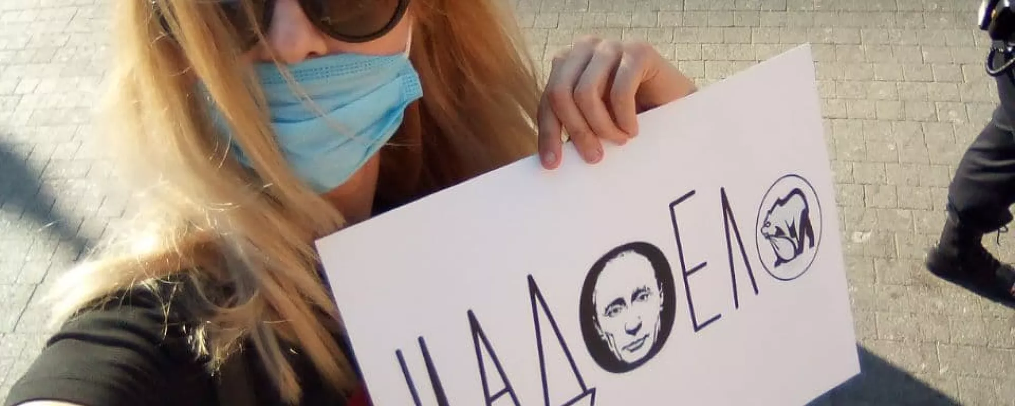 В Петербурге задержали пикетчицу с плакатом «Надоело»