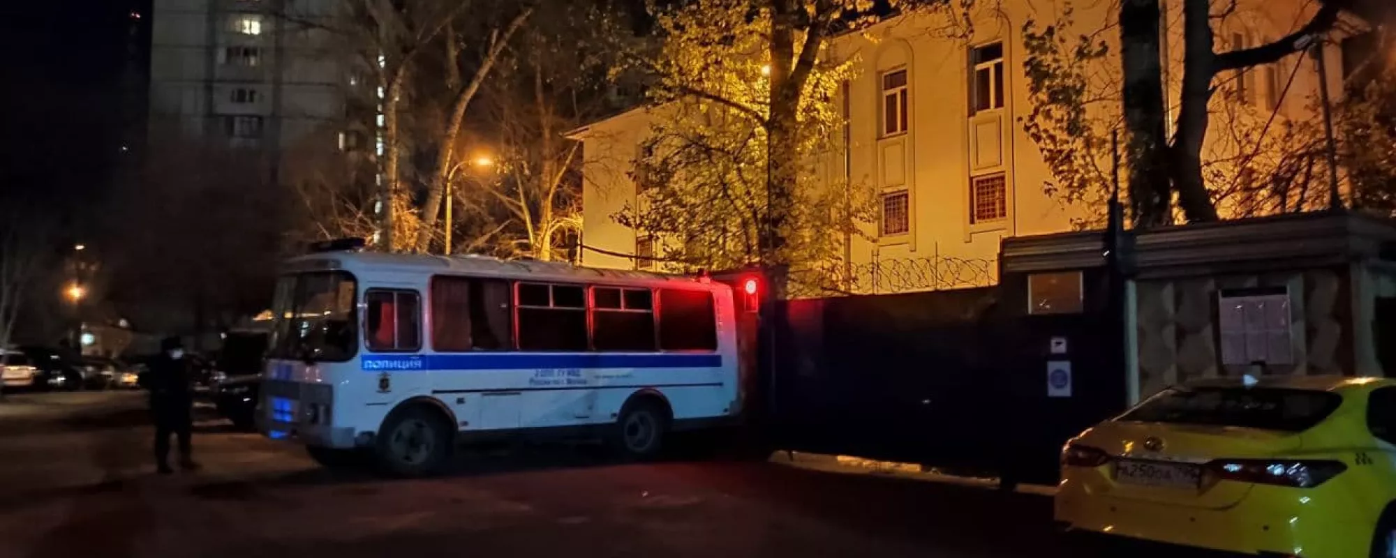 Участника Pussy Riot задержали сразу после отбытия 30 суток ареста. Уже отпустили