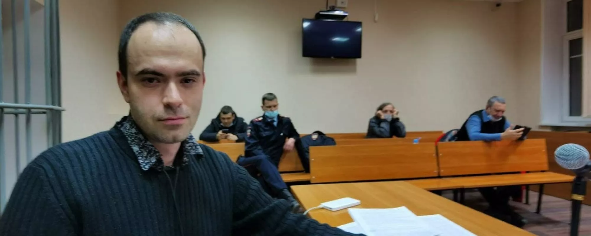 Суд арестовал на 5 суток журналиста из-за освещения митинга против QR-кодов